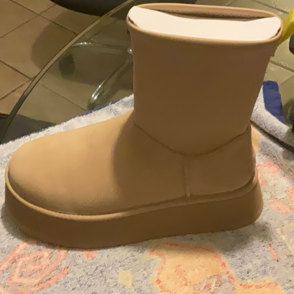 UGG Platform Boots in Sand Size 10, NWT - Picture 5 of 16